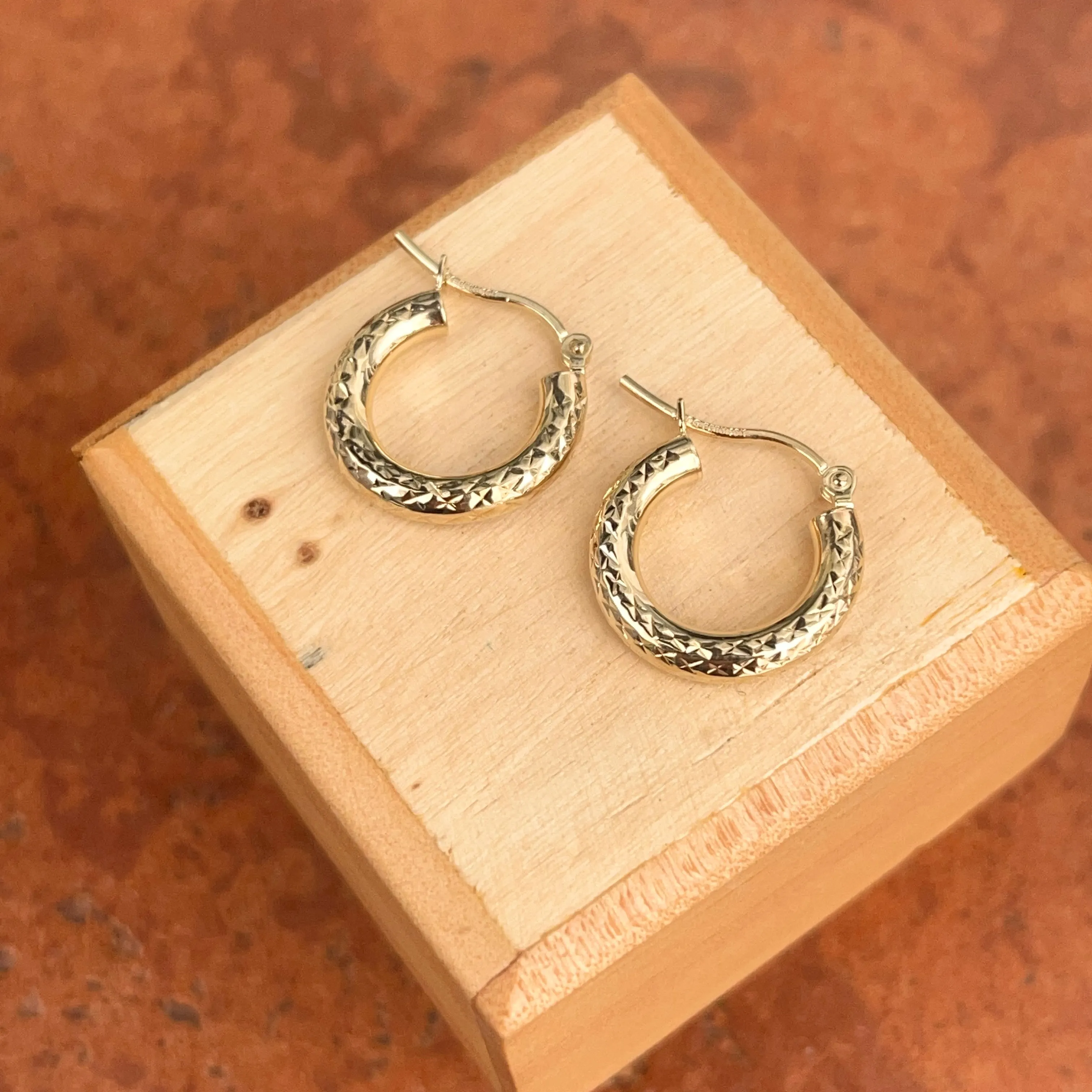 10KT Yellow Gold Diamond-Cut Tube Hoop Earrings 14mm