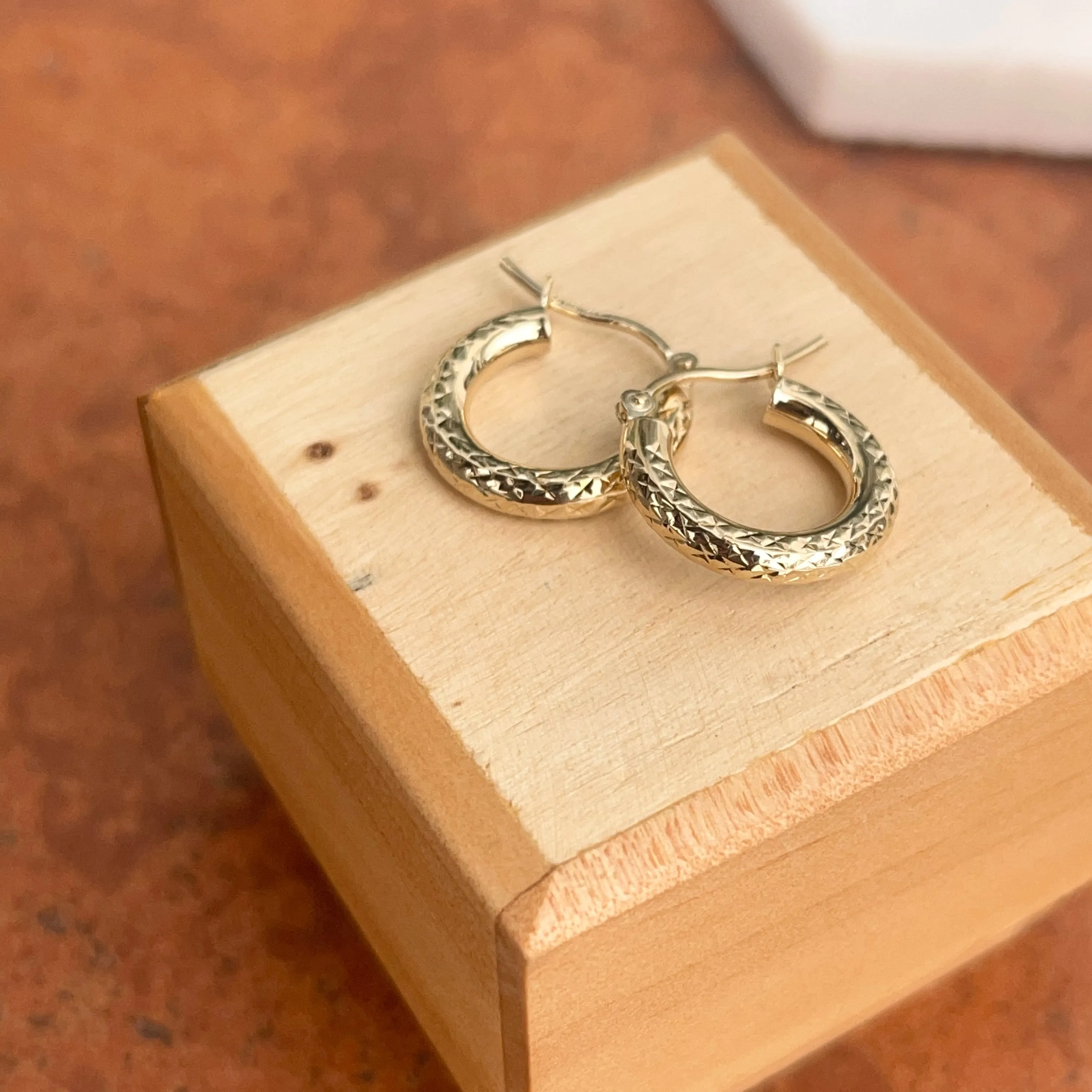 10KT Yellow Gold Diamond-Cut Tube Hoop Earrings 14mm