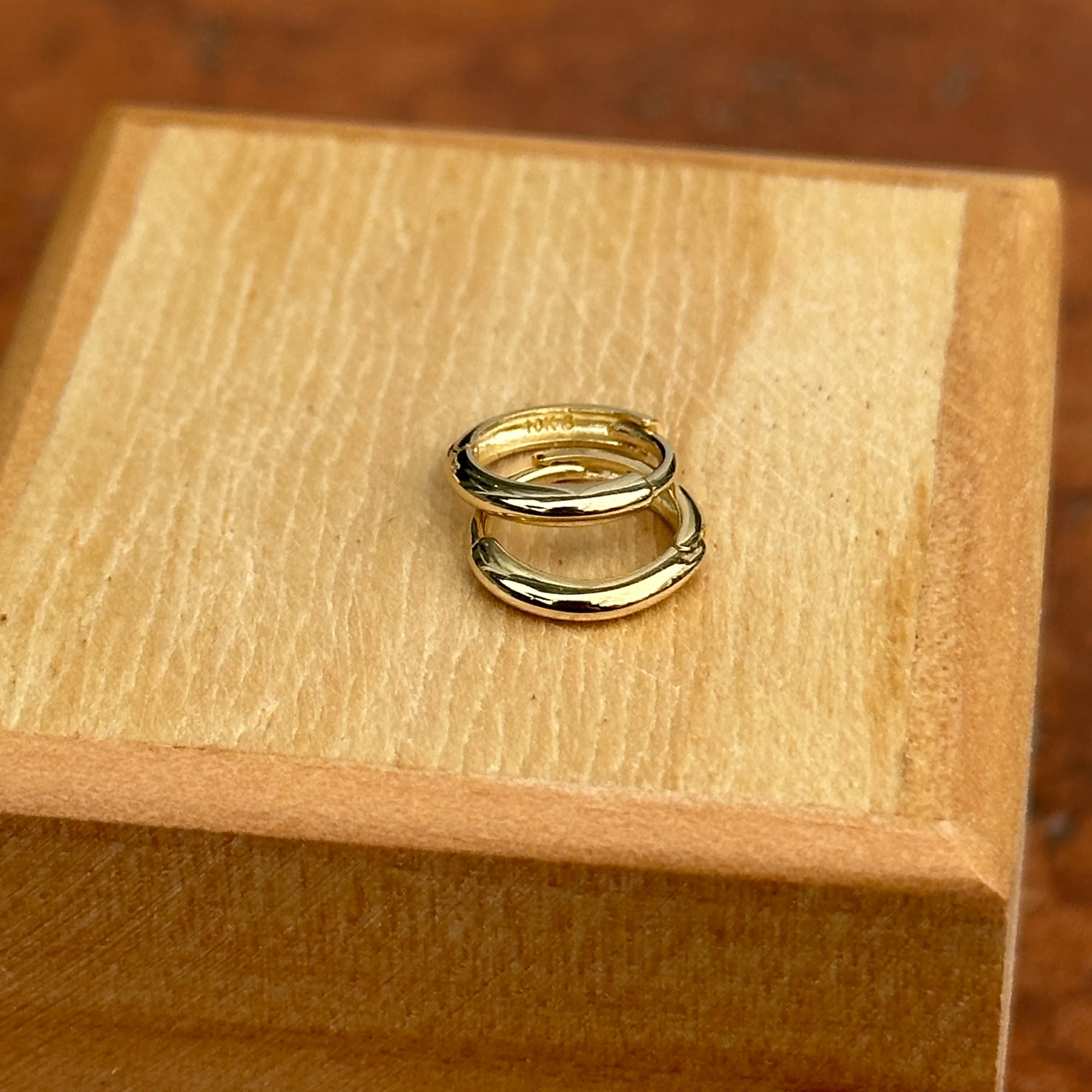 10KT Yellow Gold Thin Hinged Huggie Hoop Earrings 10mm