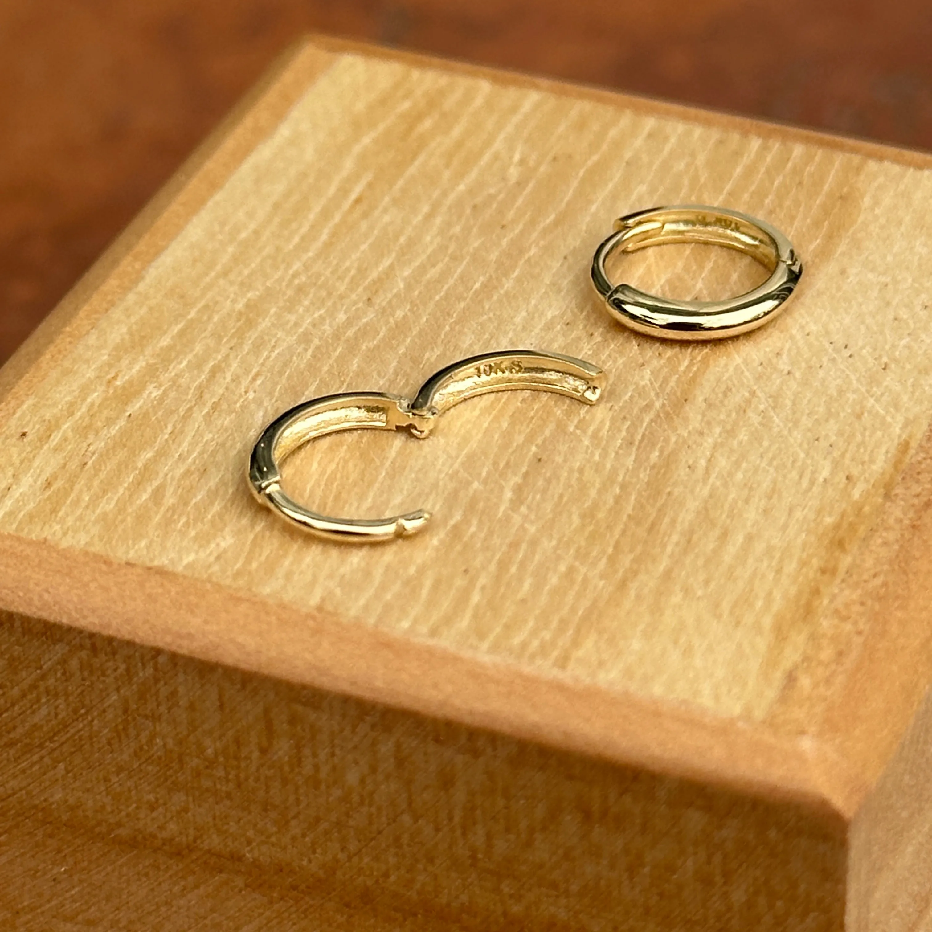 10KT Yellow Gold Thin Hinged Huggie Hoop Earrings 10mm