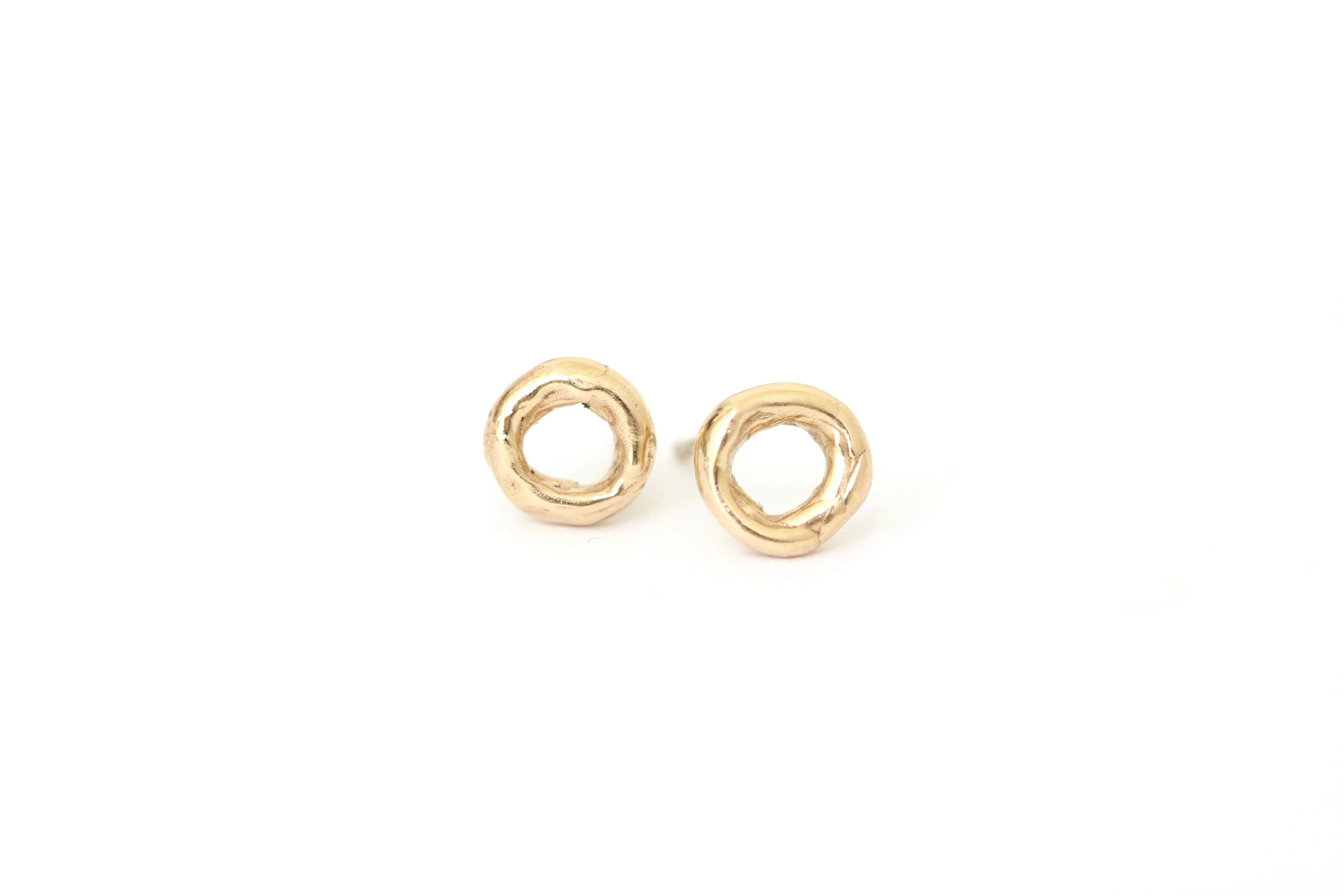 14k yellow gold open circle stud earrings