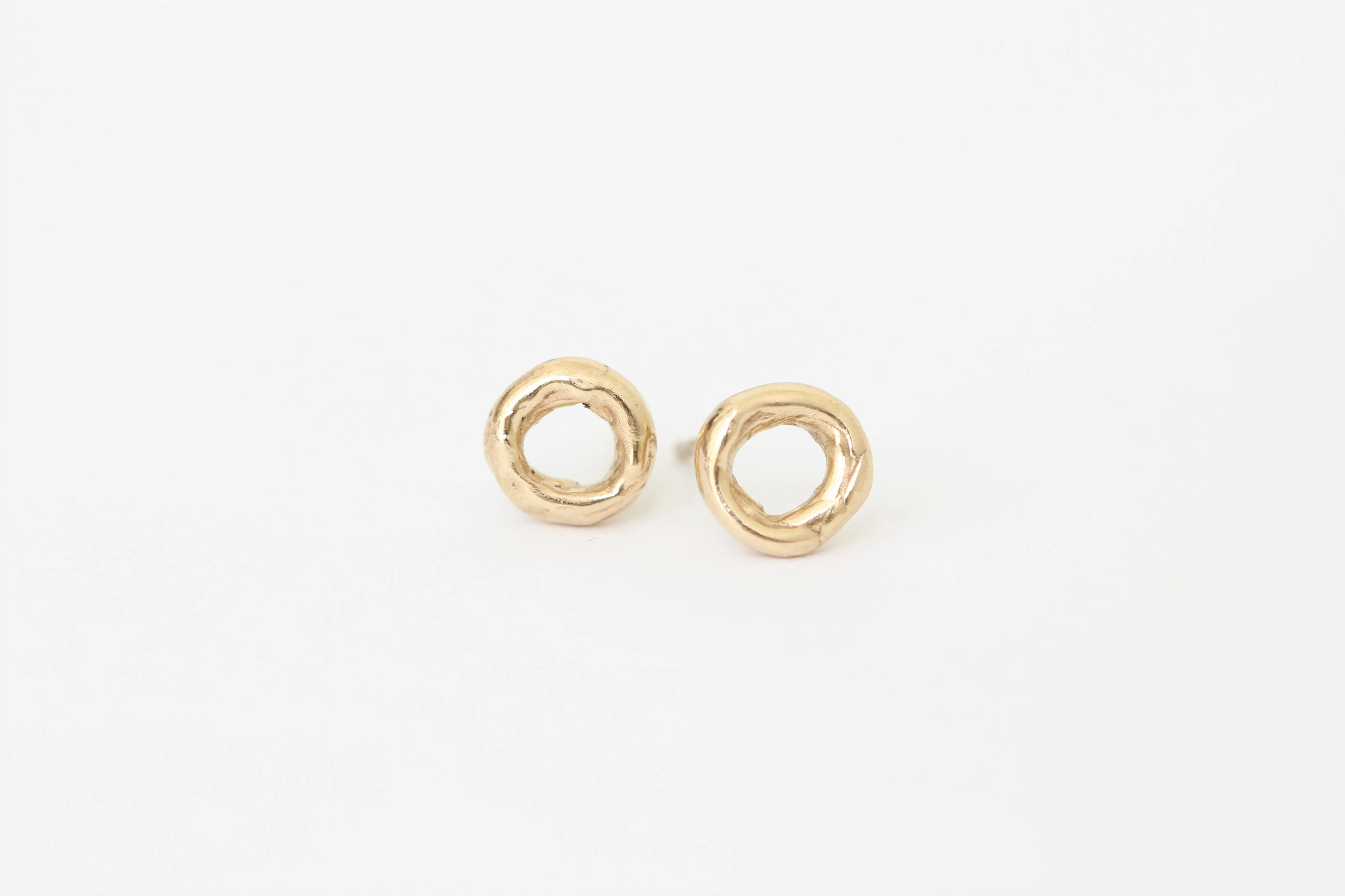14k yellow gold open circle stud earrings