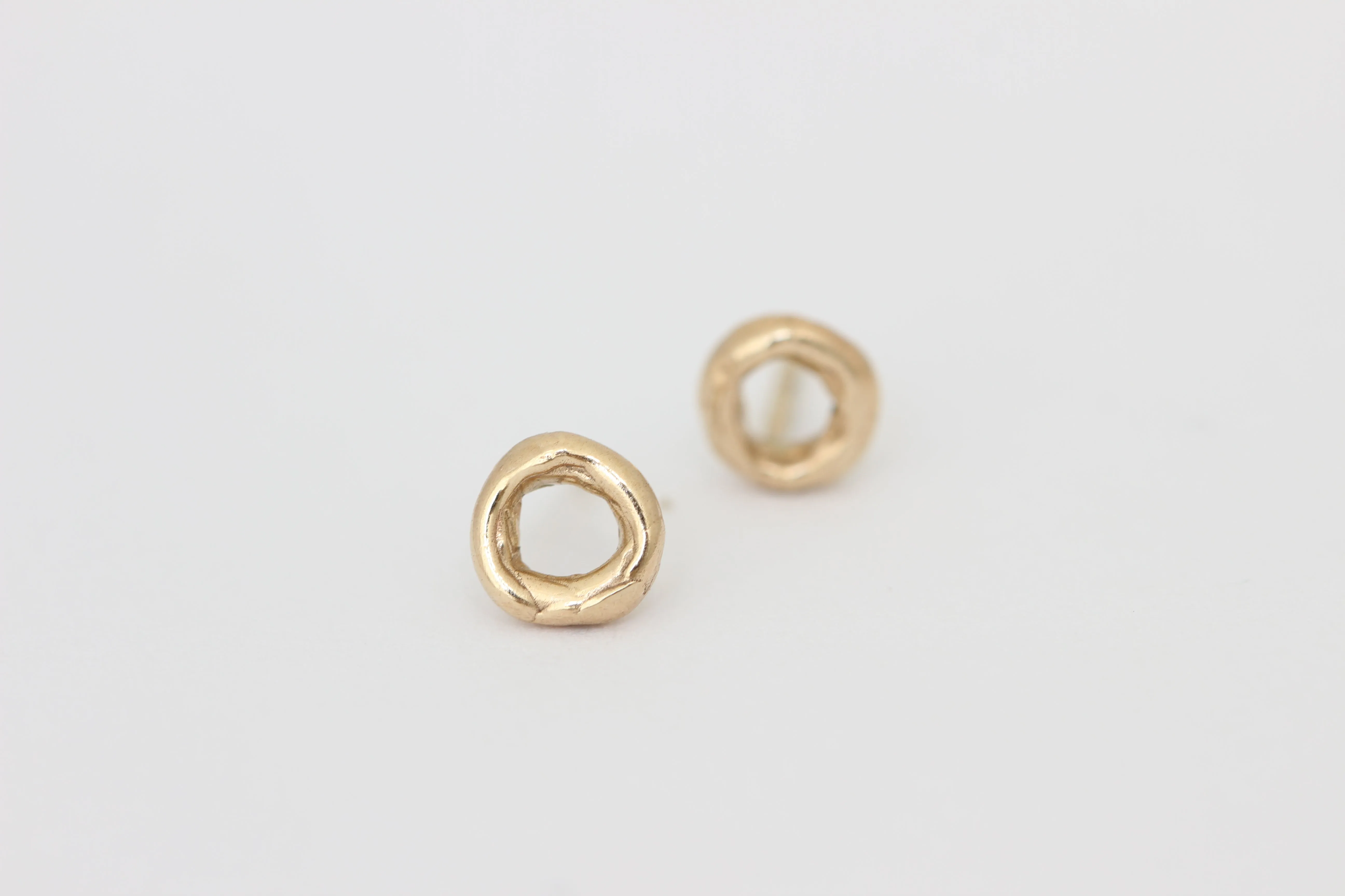 14k yellow gold open circle stud earrings