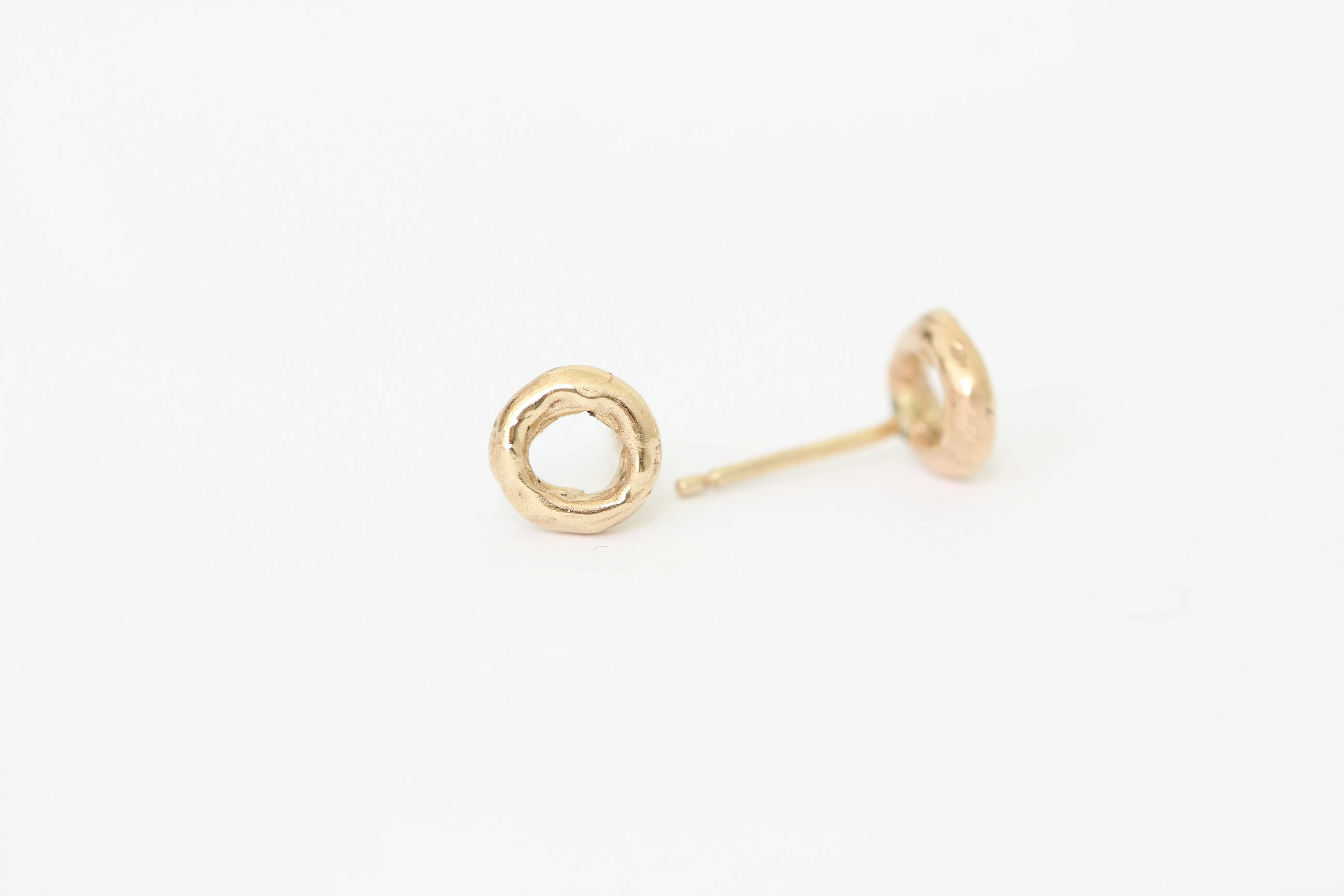 14k yellow gold open circle stud earrings