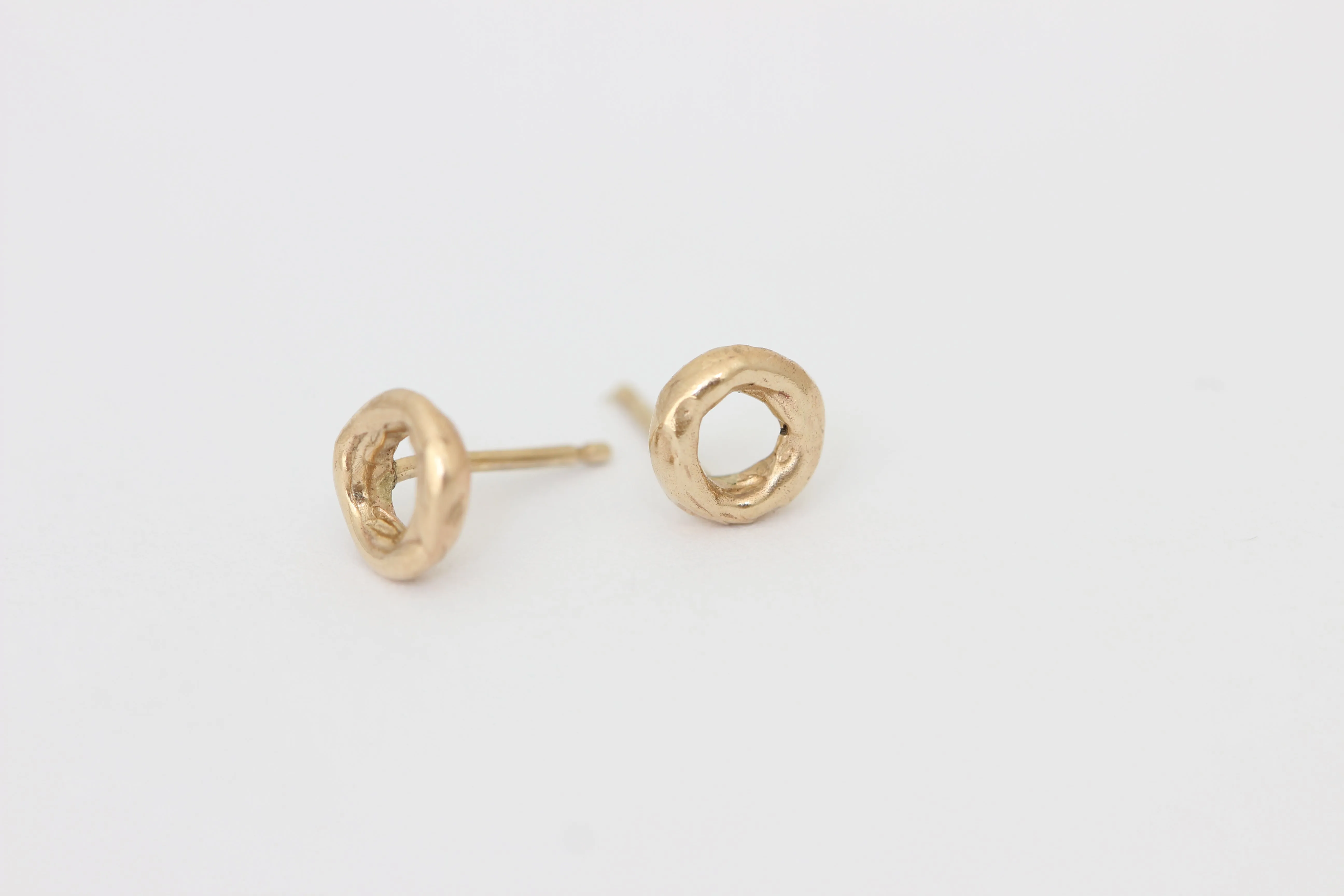 14k yellow gold open circle stud earrings
