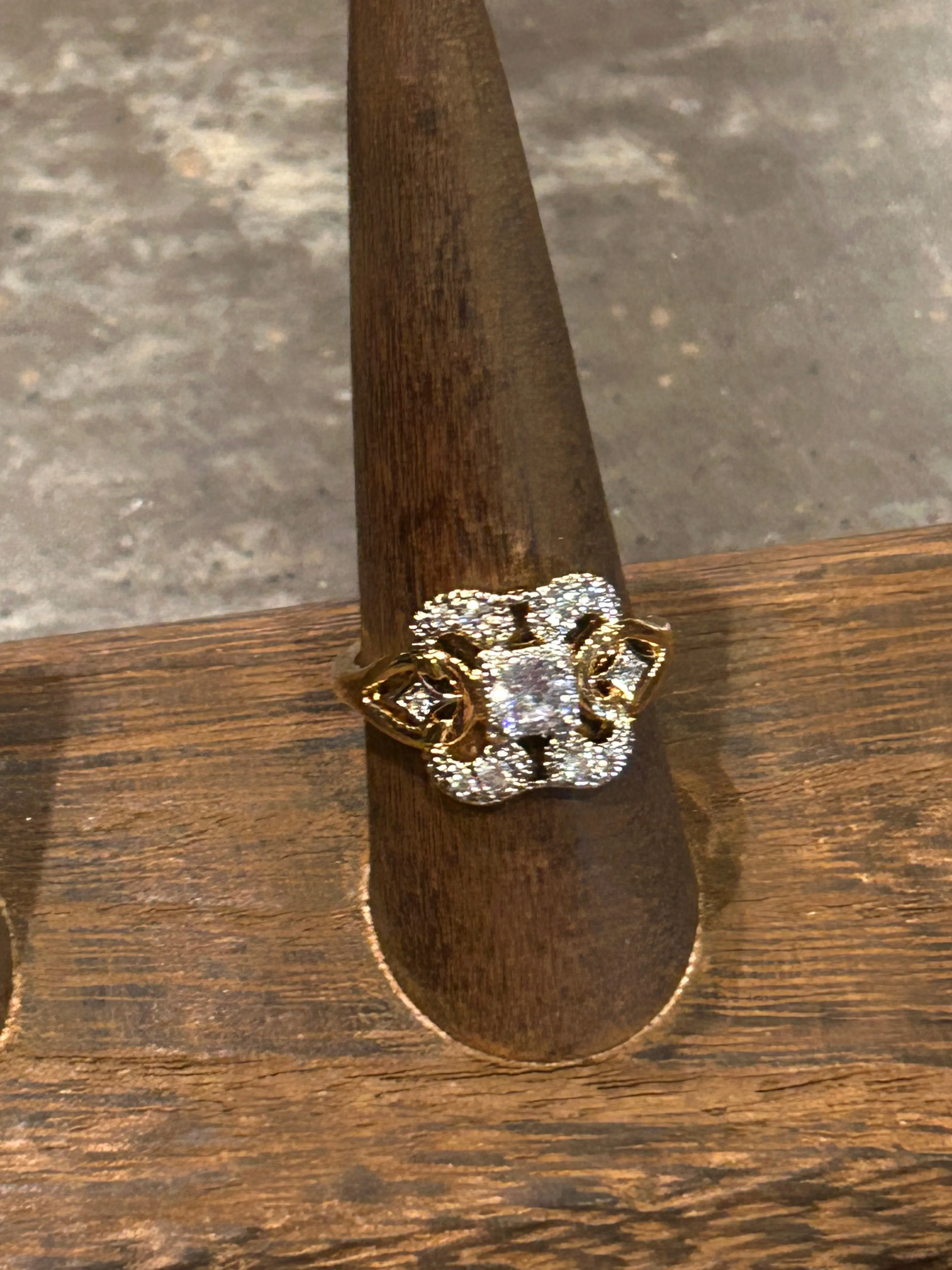 Bougie Boutique Scallop Square ring
