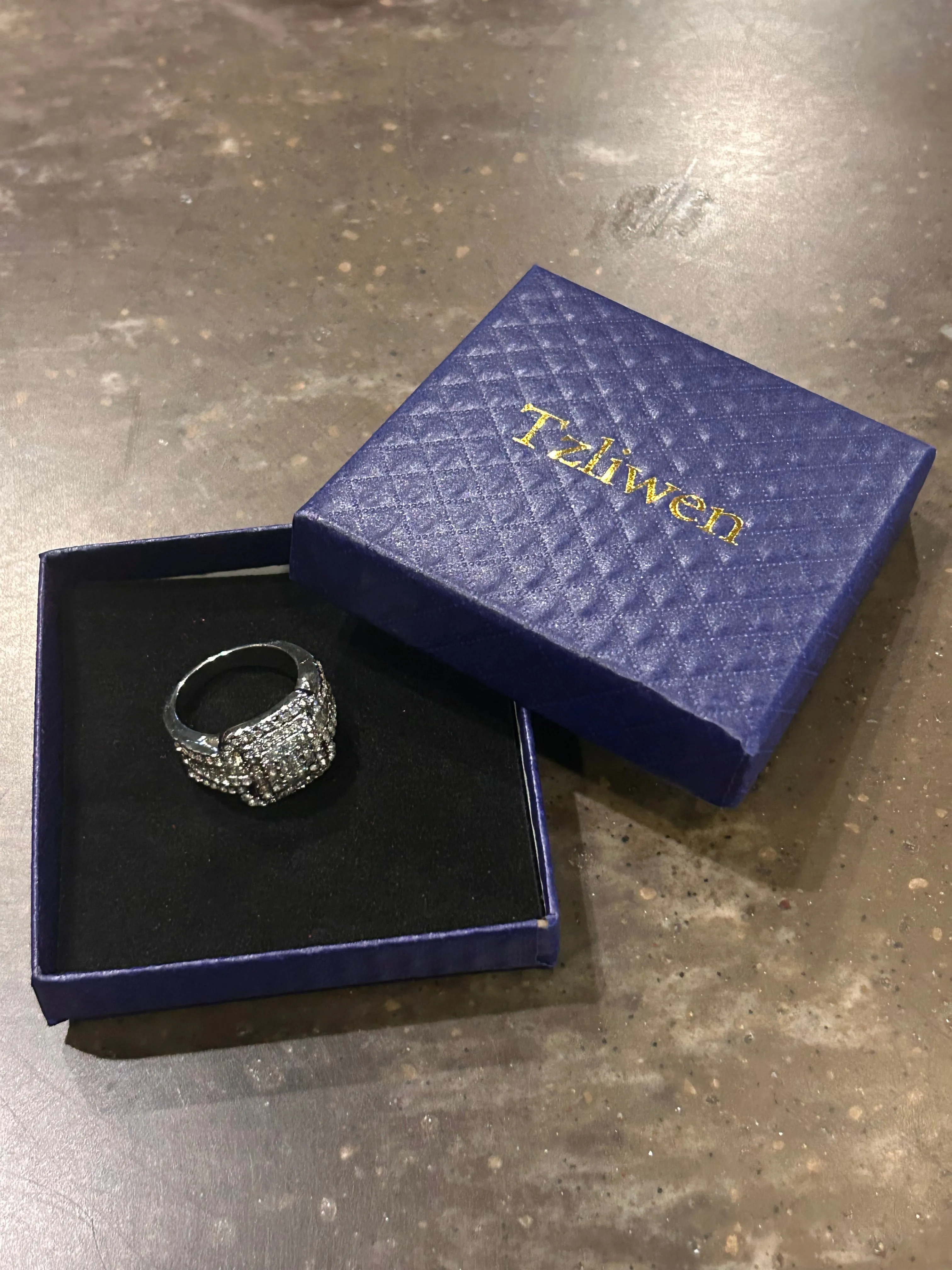 Bougie Boutique Scallop Square ring