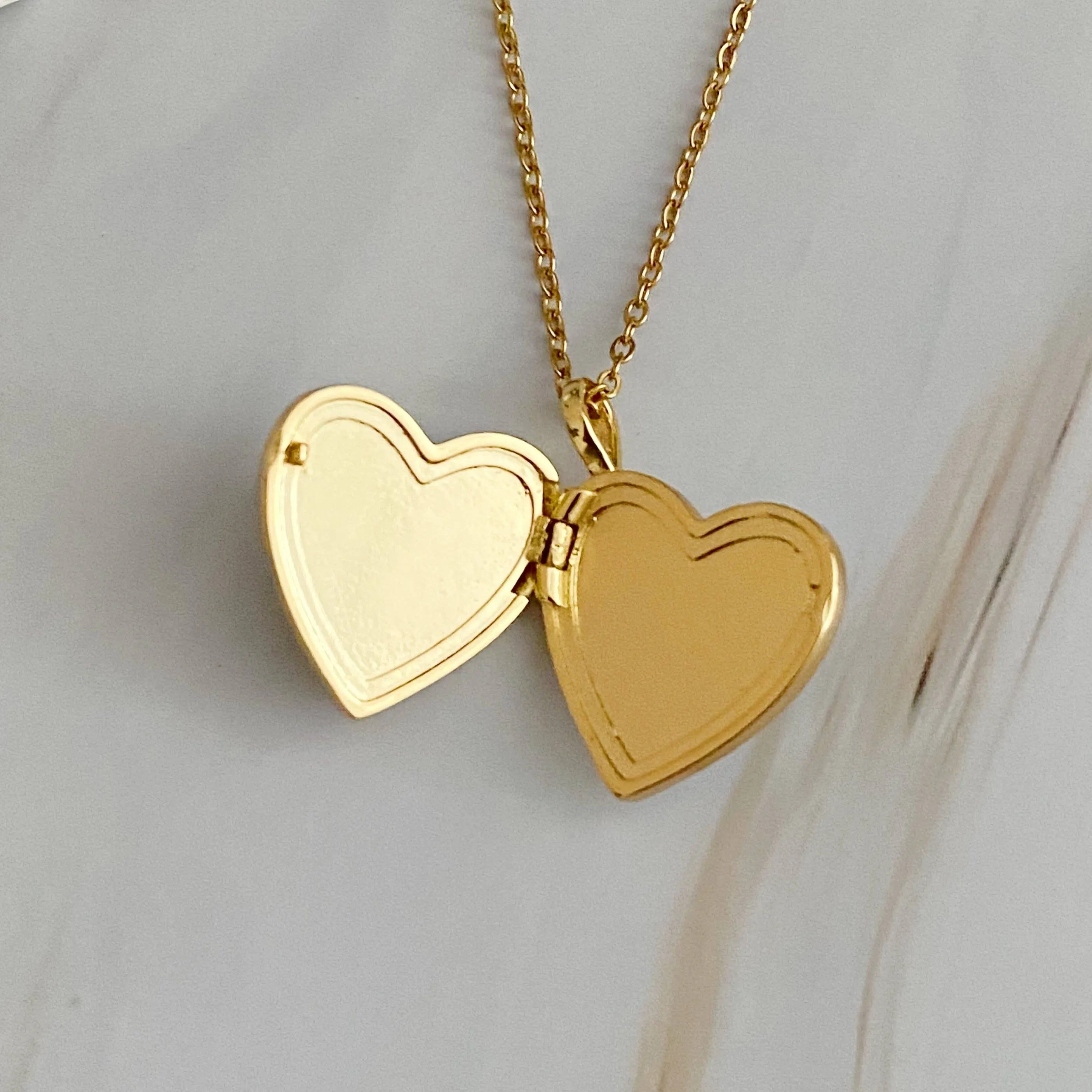 Shell Heart Locket Pendant Necklace: Silver