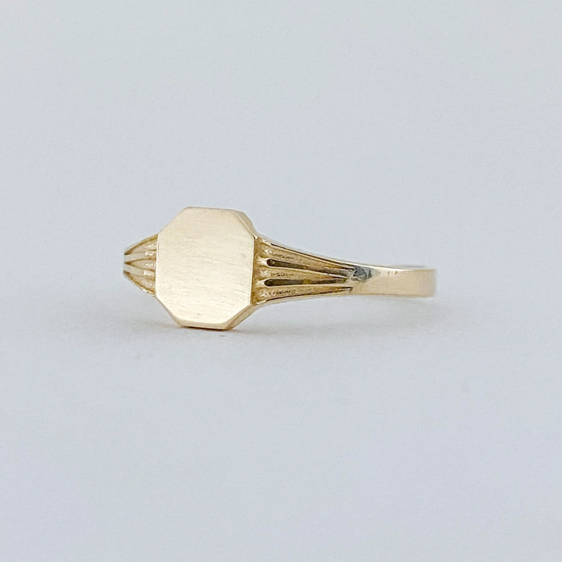 Signet Jolie Ring