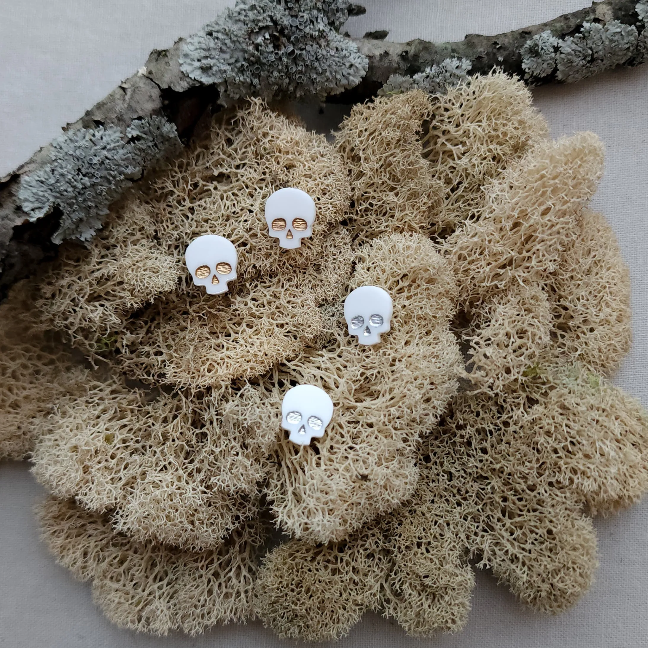 Skull Studs in White