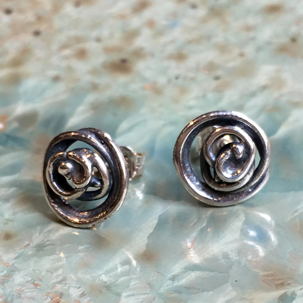Spiral Minimal Stud Earrings - Petit.