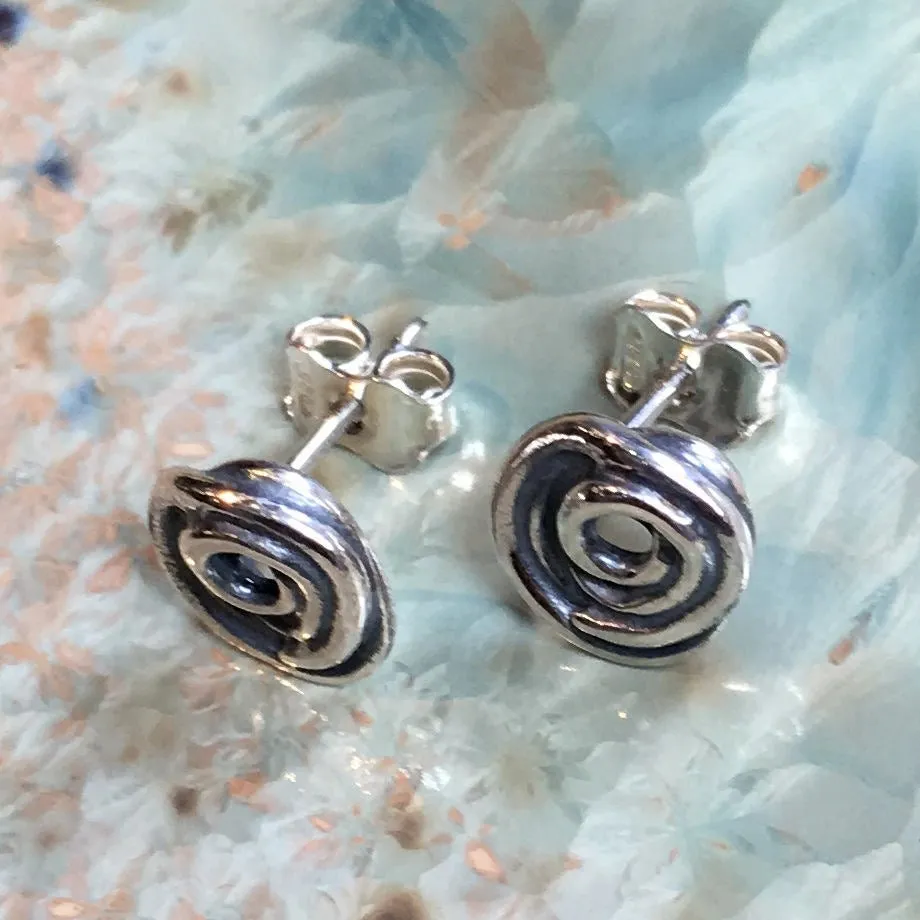 Spiral Minimal Stud Earrings - Petit.
