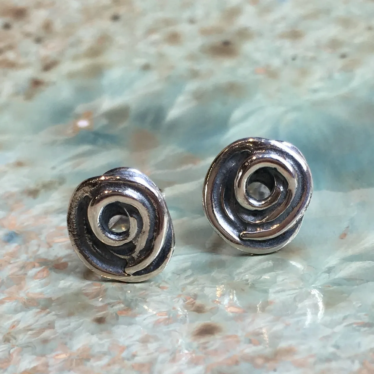Spiral Minimal Stud Earrings - Petit.