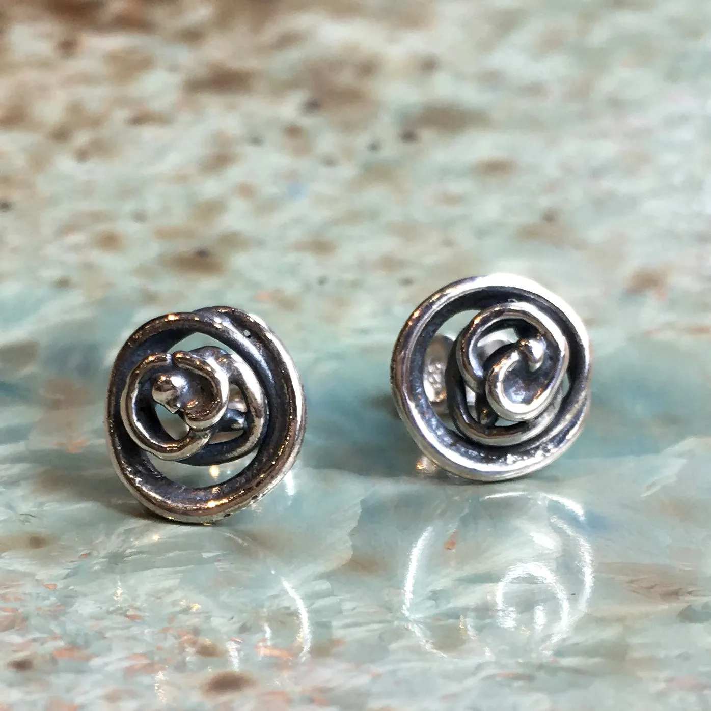 Spiral Minimal Stud Earrings - Petit.