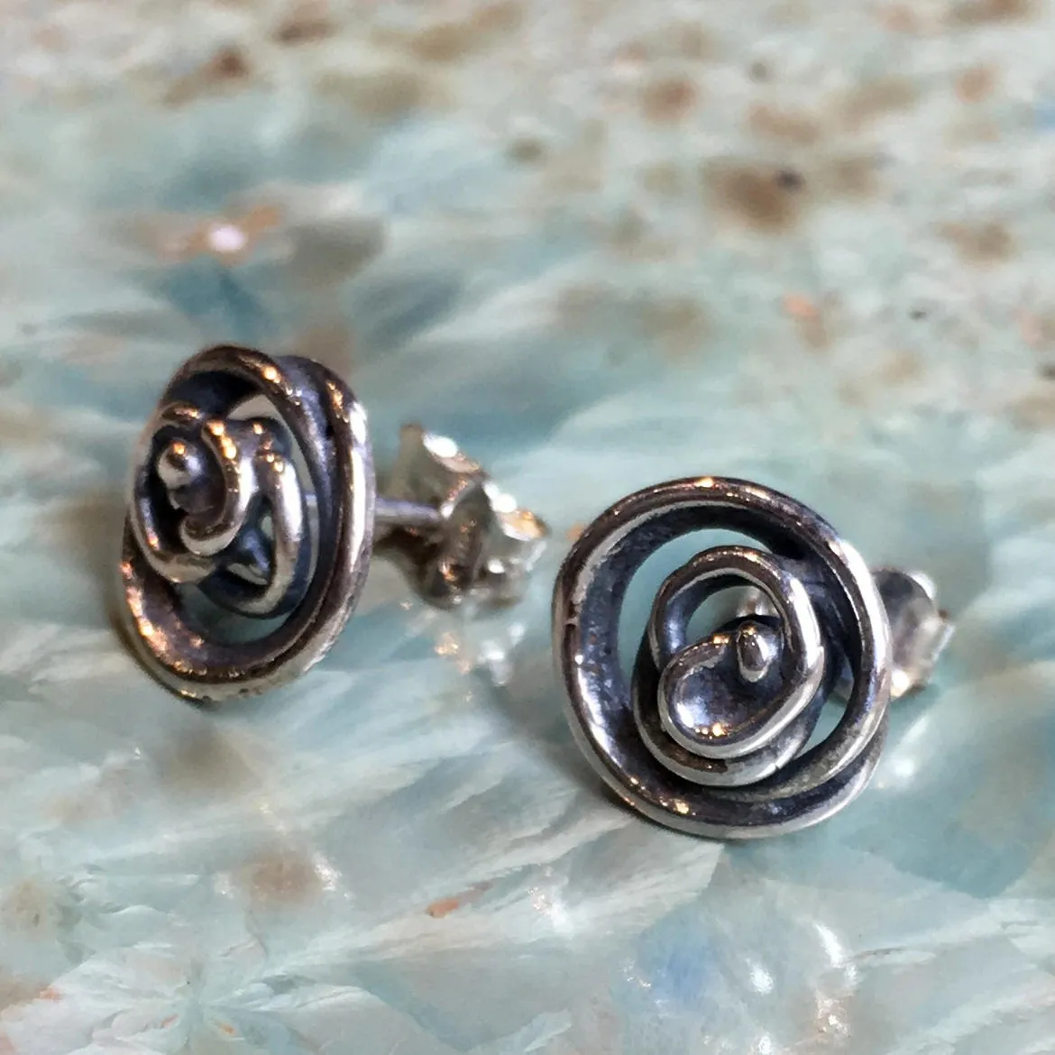 Spiral Minimal Stud Earrings - Petit.