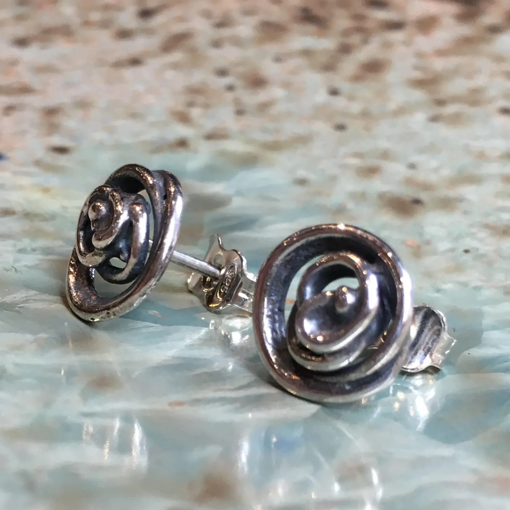 Spiral Minimal Stud Earrings - Petit.
