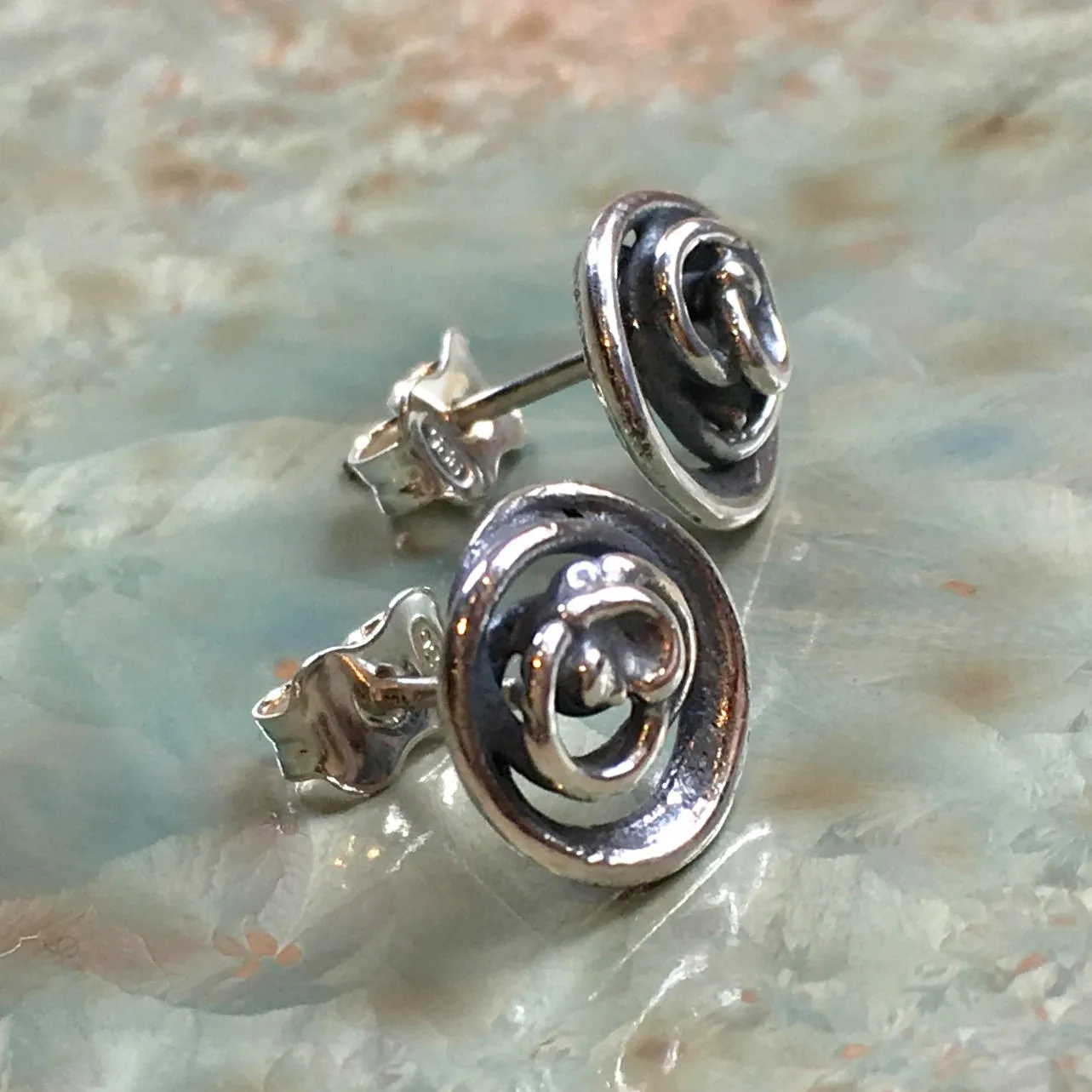 Spiral Minimal Stud Earrings - Petit.
