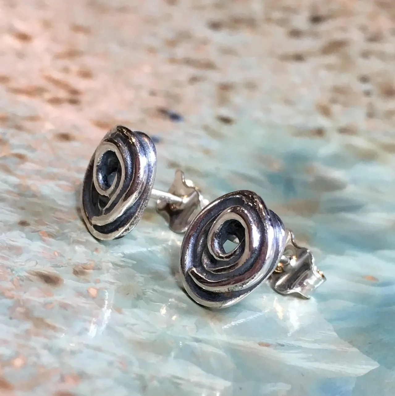 Spiral Minimal Stud Earrings - Petit.