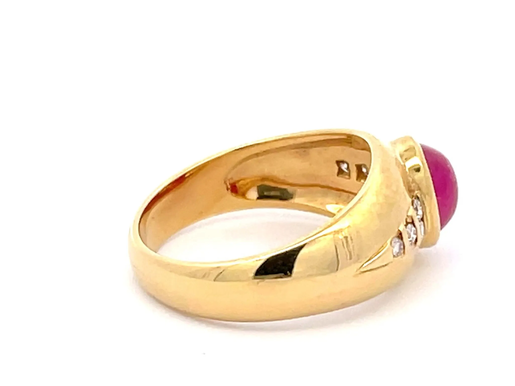Vintage Cabochon Red Ruby and Eight Diamond Ring in 18k Yellow Gold